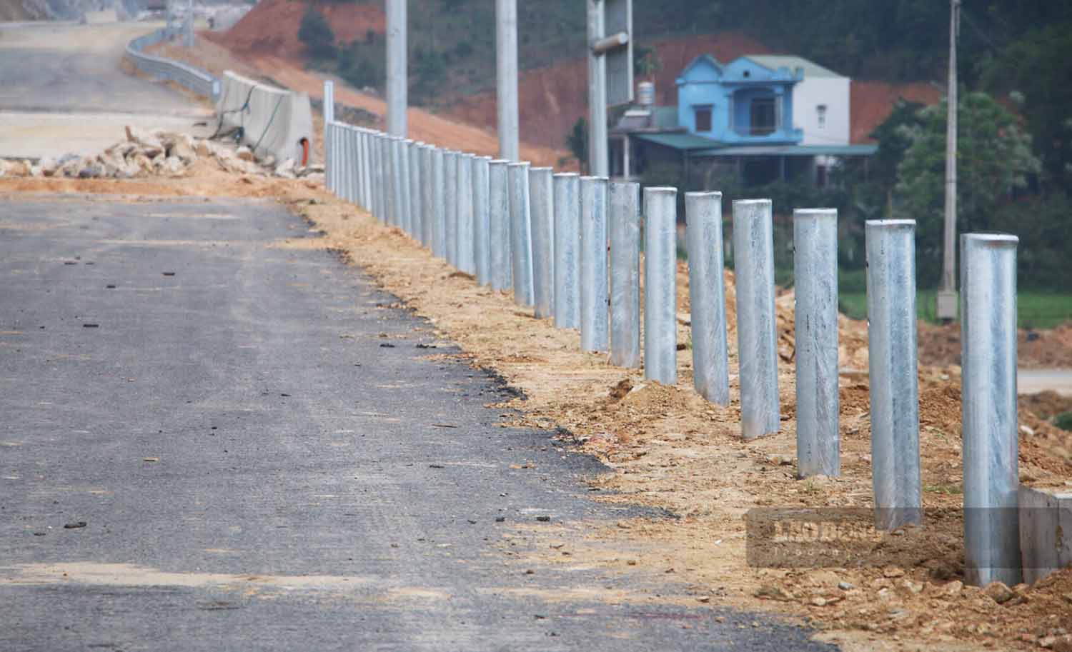 Các hạng mục chỉ dẫn, đảm bảo an toàn giao thông trên tuyến đang được lắp đặt.