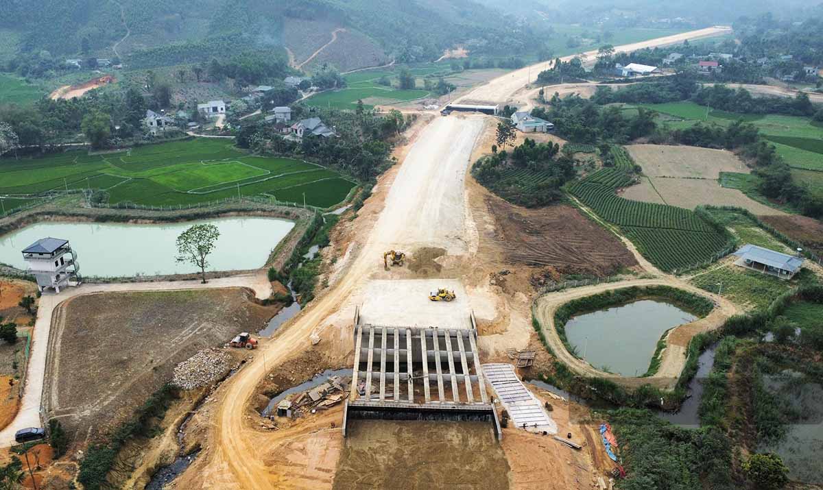 Theo đại diện chủ đầu tư, trên toàn tuyến hiện duy trì hơn 150 mũi thi công với gần 1.500 công nhân, kỹ sư. Đoạn tuyến 27km (thuộc địa bàn Hà Giang cũ) tiến độ đạt hơn 91%, đoạn 77km còn lại tiến độ đạt hơn 62%. Công tác thi công được triển khai liên tục, cả ngày và đêm.