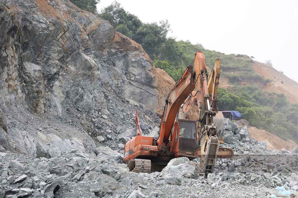 Cũng với những khó khăn trong giải phóng mặt bằng, địa hình địa chất phức tạp đã ảnh hưởng tới tiến độ dự án. 