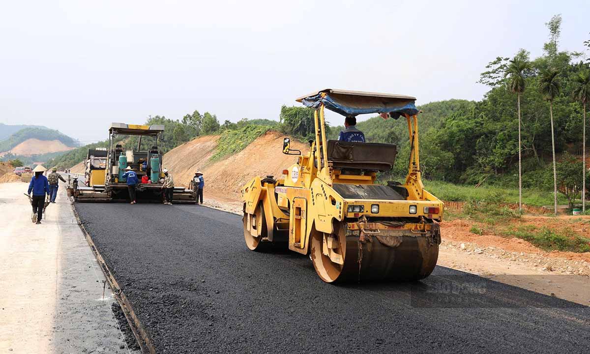 Tranh thủ thời tiết thuận lợi, các nhà thầu tập trung người và phương tiện đẩy nhanh tiến độ. 