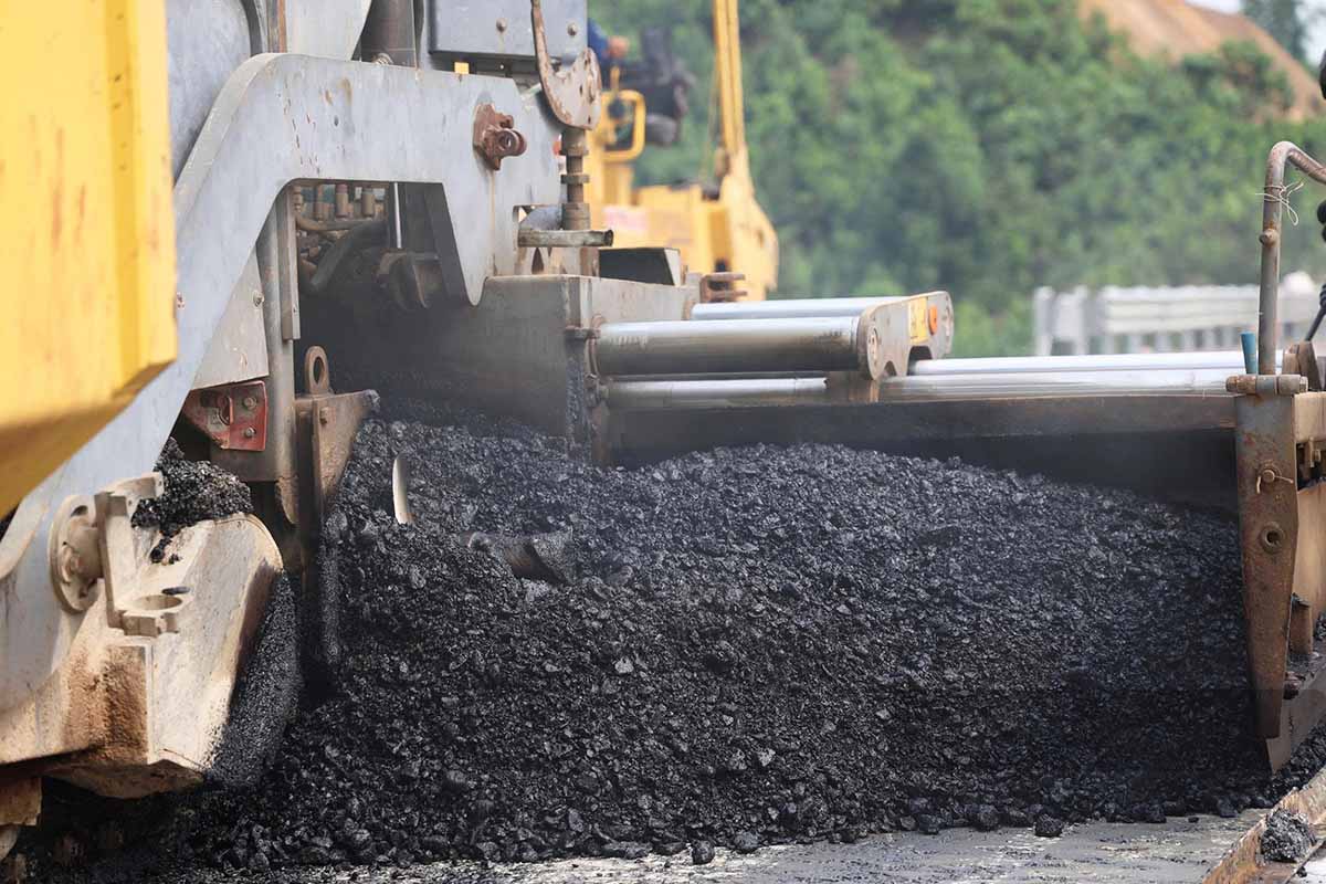 Tại Km23+00 đến Km26+638 và nút giao Yên Sơn do Tập đoàn Đầu tư xây dựng Cường Thịnh Thi thi công, dự kiến việc thảm nhựa mặt đường sẽ hoàn thành vào giữa tháng 5.2026.