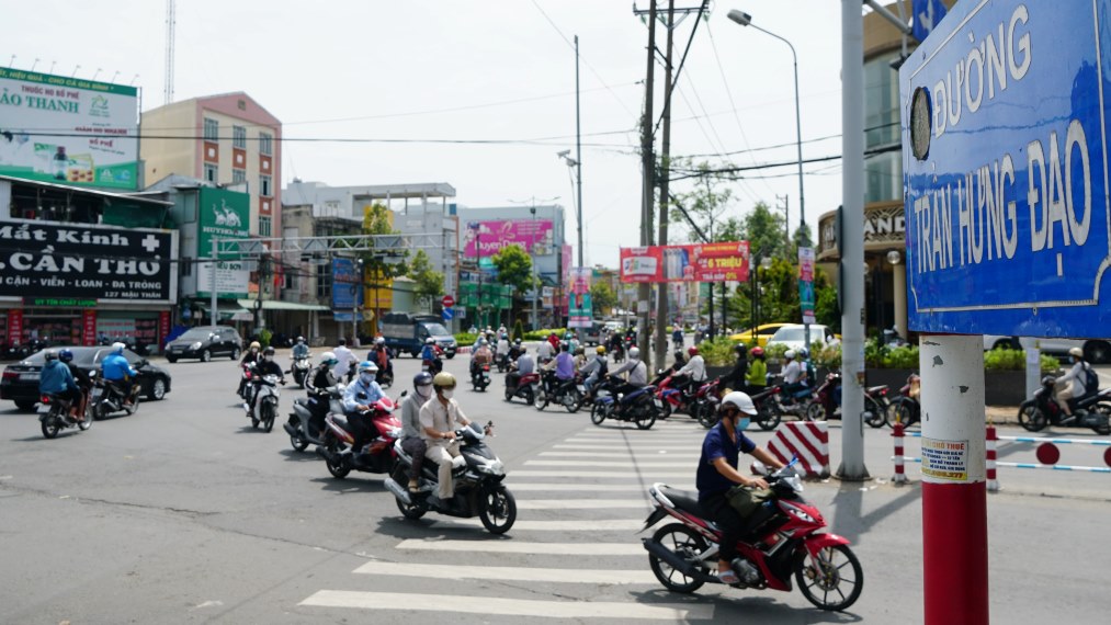 Các nút giao có phương tiện lưu thông đông. Ảnh: Tạ Quang