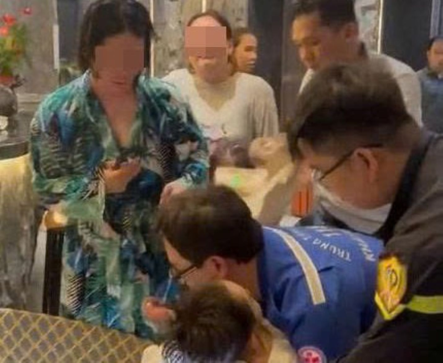 The Fire and Rescue Police force of Khanh Hoa Provincial Police promptly rescued a child trapped in the drainage pipe of a hotel swimming pool. Photo: Khanh Hoa