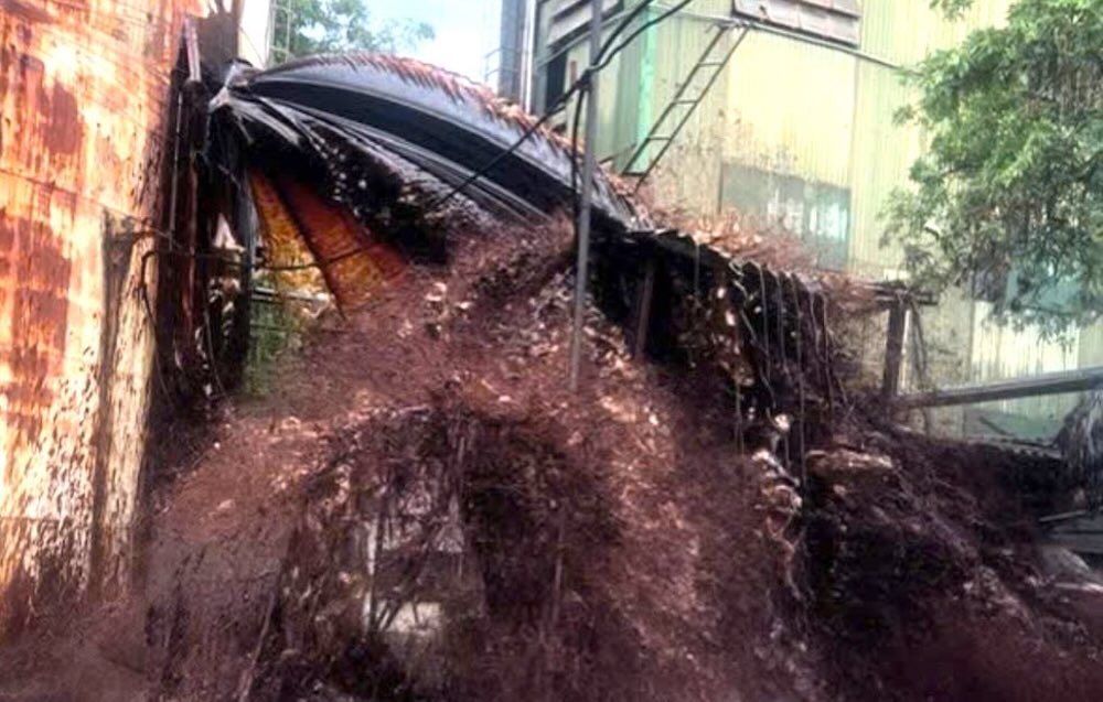 The scene of 2,000 tons of sugarcane honey spilling out of the container after being struck by lightning. Photo: Ngoc Anh