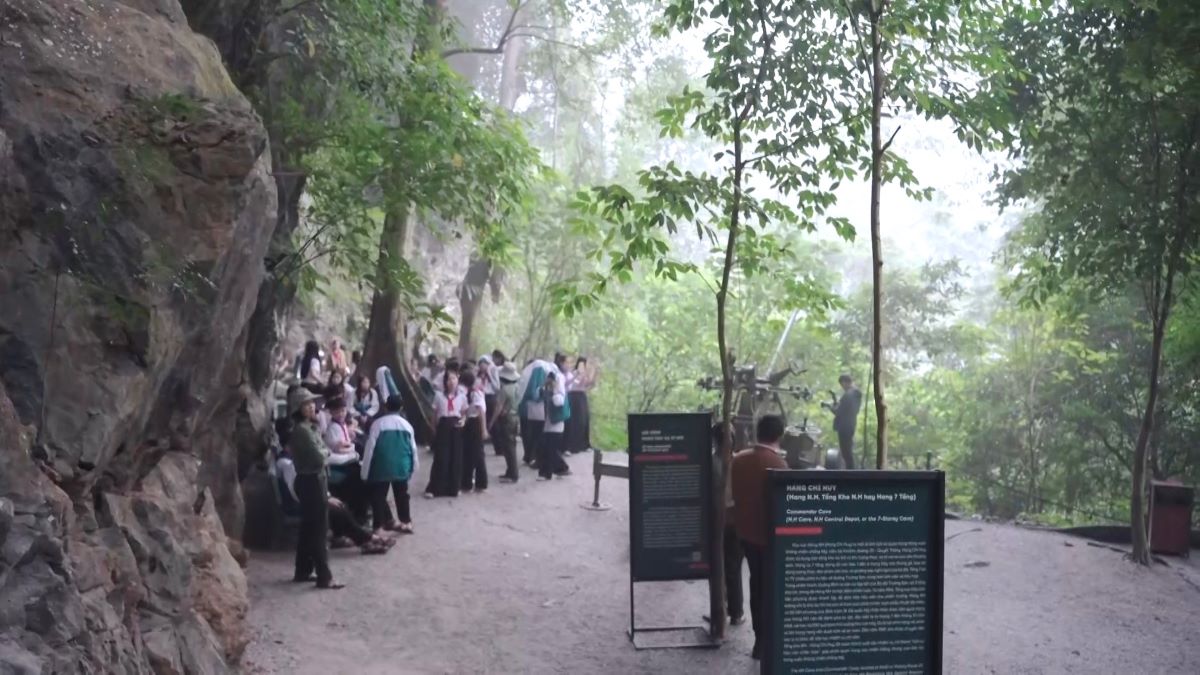 Chi Huy Cave, once considered the "Fire Coordinates" on Truong Son road, has now become a destination for historical and cultural exploration, attracting a large number of tourists. Photo: Thanh Trung