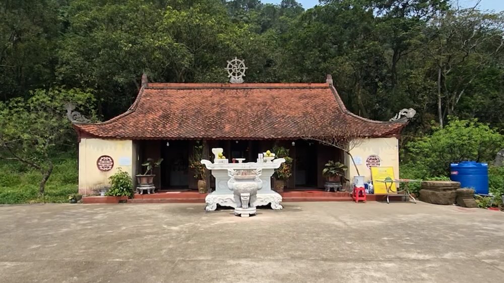 The pagoda has a relief and an ancient stele on the top of a mountain hundreds of meters high. Photo: Quach Du