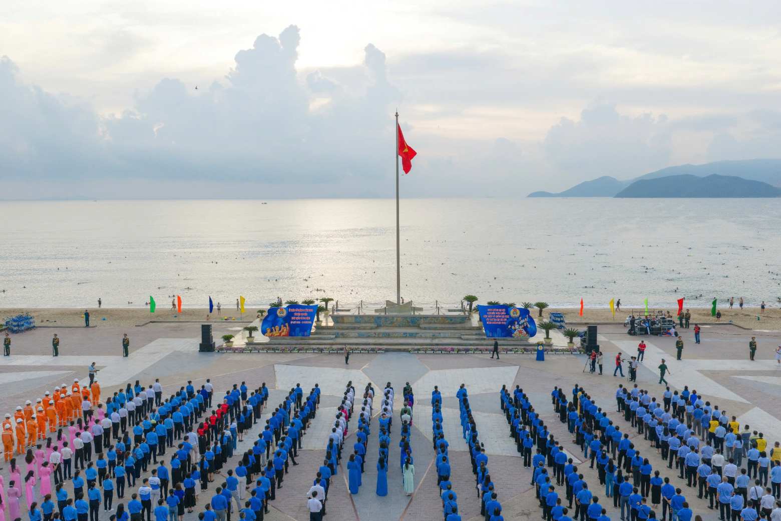 Overview of the May flag salute ceremony at April 2nd Square, Nha Trang ward, Khanh Hoa province. Photo: Khanh Hoa