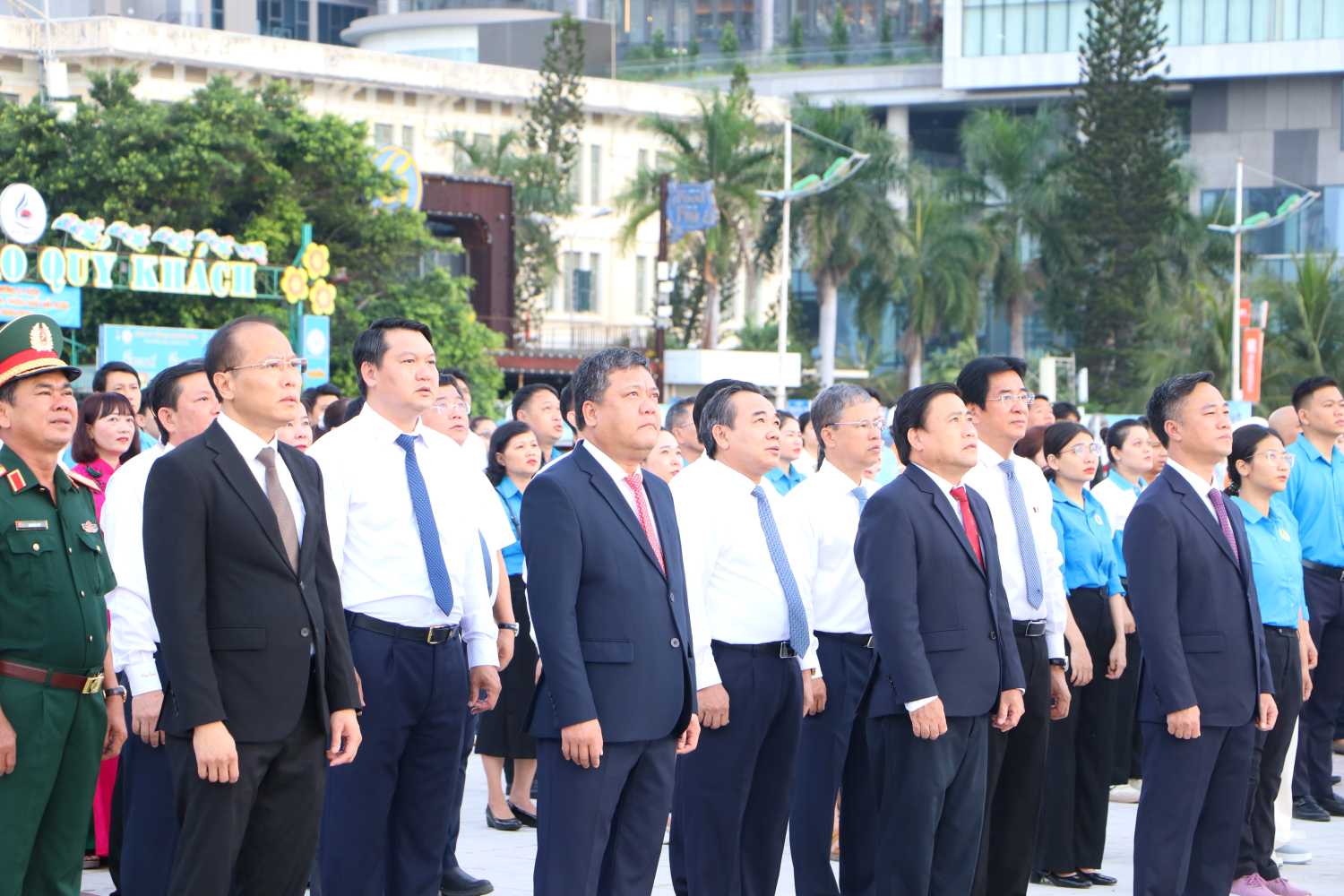 Bí thư Tỉnh ủy Khánh Hòa Trần Phong (đứng thứ 2 từ trái sang - hàng đầu) cùng lãnh đạo HĐND, UBND, Ủy ban MTTQ Việt Nam tỉnh tham dự lễ chào cờ tháng 5. Ảnh: Phương Linh