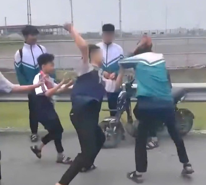 Nam sinh L.V.D (áo khoác xanh) học sinh lớp 9B, Trường THCS Chuyên Ngoại (phường Duy Tiên, tỉnh Ninh Bình), bị nhóm bạn cùng trường đánh hội đồng. Ảnh: Diệu Anh 