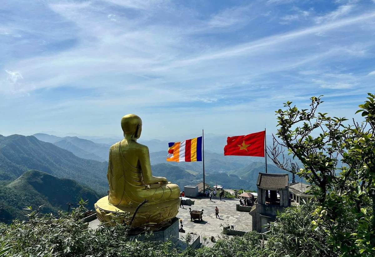 Statue of Buddha Emperor Tran Nhan Tong on the sacred mountain of Yen Tu. Photo: Nguyen Hung