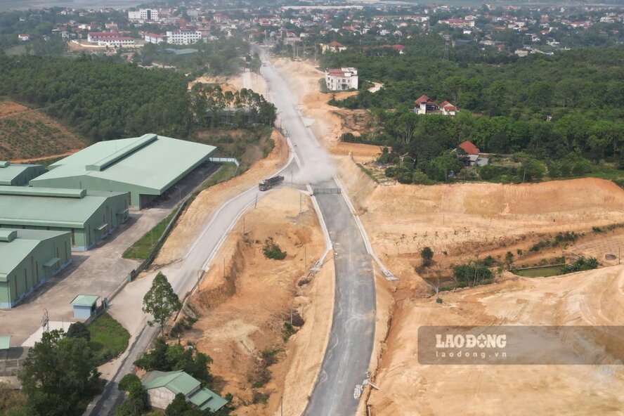 Tuyến đường liên vùng kéo dài đoạn qua xã Tam Nông. Ảnh: Tô Công