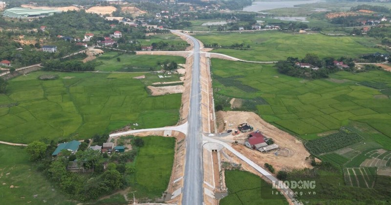 Hoàn thành mở rộng đường gần cầu Phong Châu sau 1 năm thi công