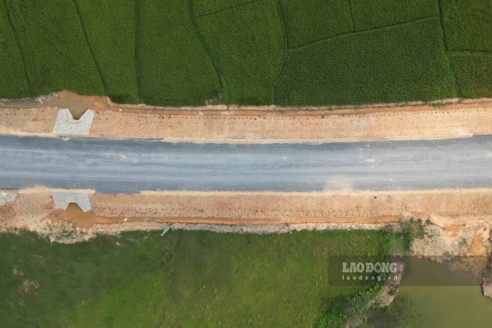 Một số đoạn đã được thảm nhựa. Ảnh: Tô Công