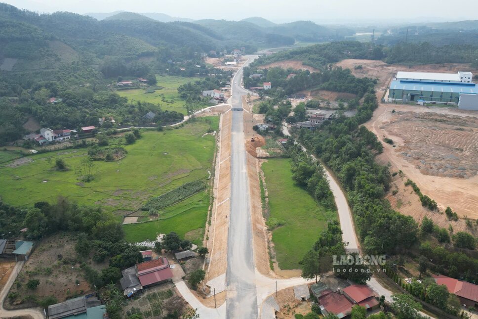 Tuyến đường đi xuyên qua các cánh đồng của xã Vạn Xuân. Ảnh: Tô Công