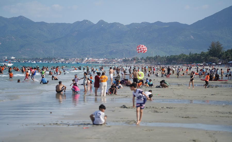Tourists flock to Nha Trang beach tourism (Khanh Hoa) during the April 30 - 1 holiday. 5. Photo: Huu Long