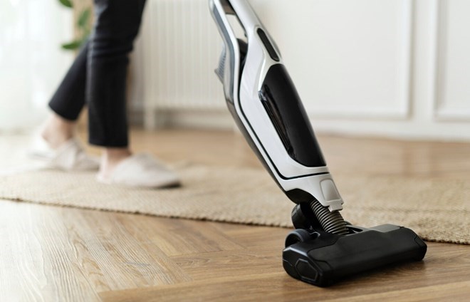 Proper vacuuming not only cleans the floor but also helps reduce pollen accumulation. Photo: Thuy Duong