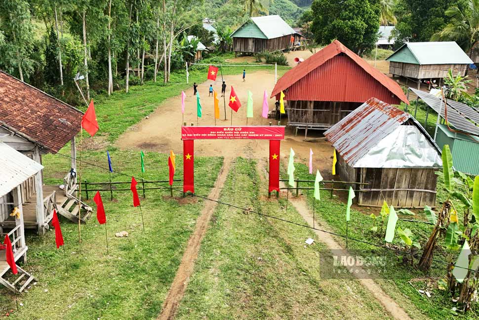 Village O2 (Vinh Son commune, Gia Lai) with 57 households, more than 200 people, is located precariously on the top of Kong Along. Photo: Hoai Phuong