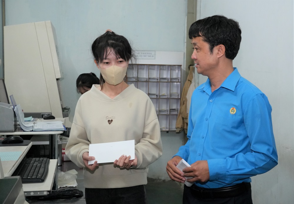 Ông Hồ Công Dương - Phó Chủ tịch Thường trực Liên đoàn Lao động tỉnh Lâm Đồng trao quà cho công nhân ngay tại xưởng sản xuất. Ảnh: Duy Tuấn 