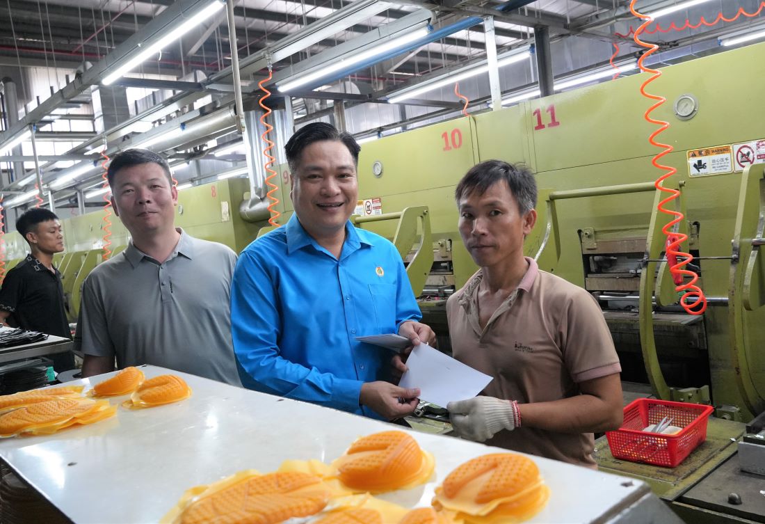Chủ tịch Công đoàn xã Hàm Kiệm trao quà cho công nhân. Ảnh: Duy Tuấn 