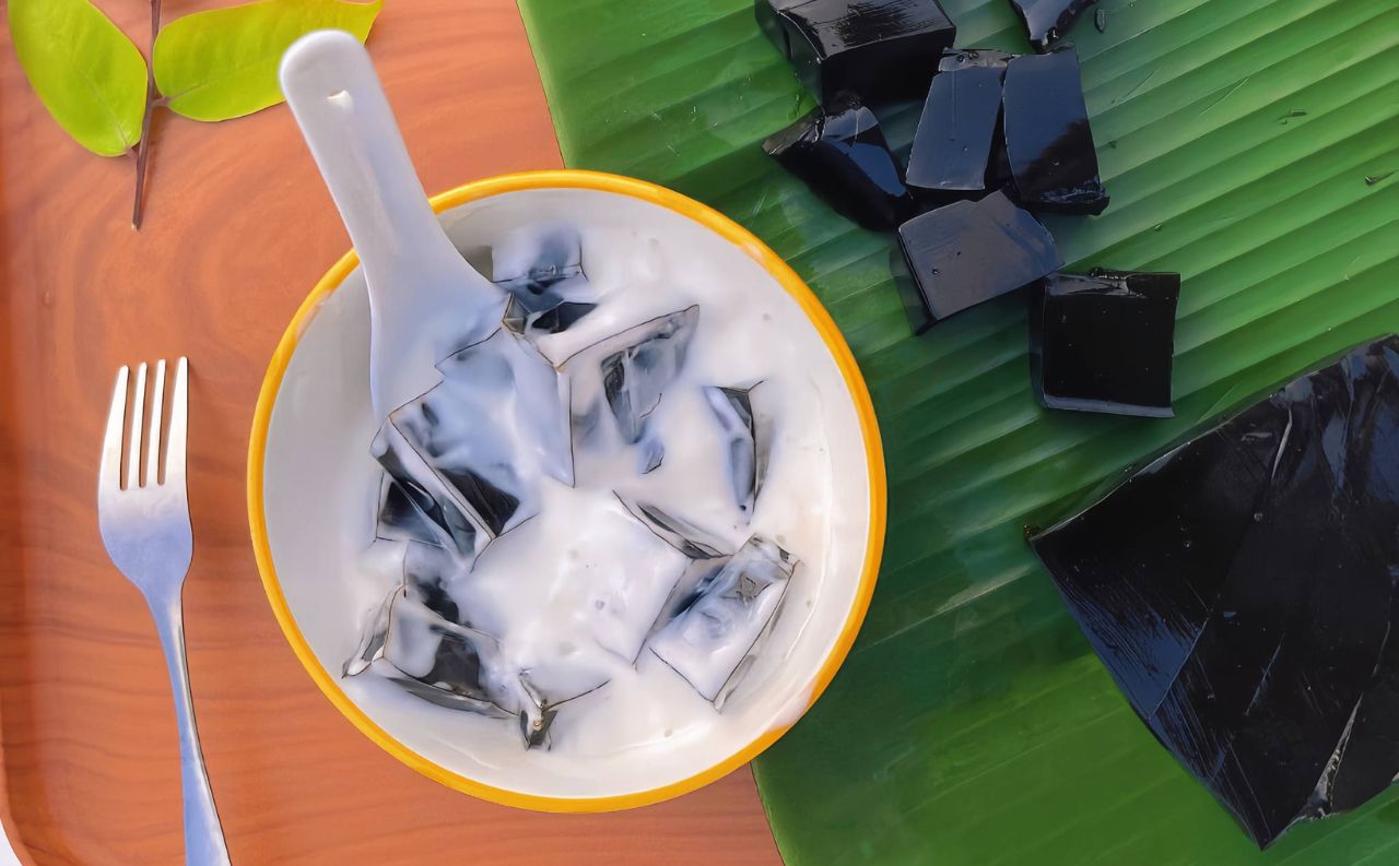 Thạch đen có thể kết hợp cùng nhiều món ăn khác nhau. Ảnh: Nguyễn Thắm
