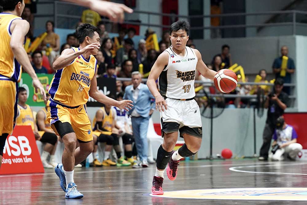 Saigon Heat showed their bravery when they came back to defeat Nha Trang Dolphins right on the away field. Photo: VBA