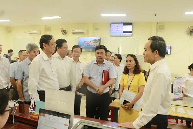 The Central working delegation inspects the operational situation of the 2-level government after the merger in Khanh Hoa. Photo: Huu Long