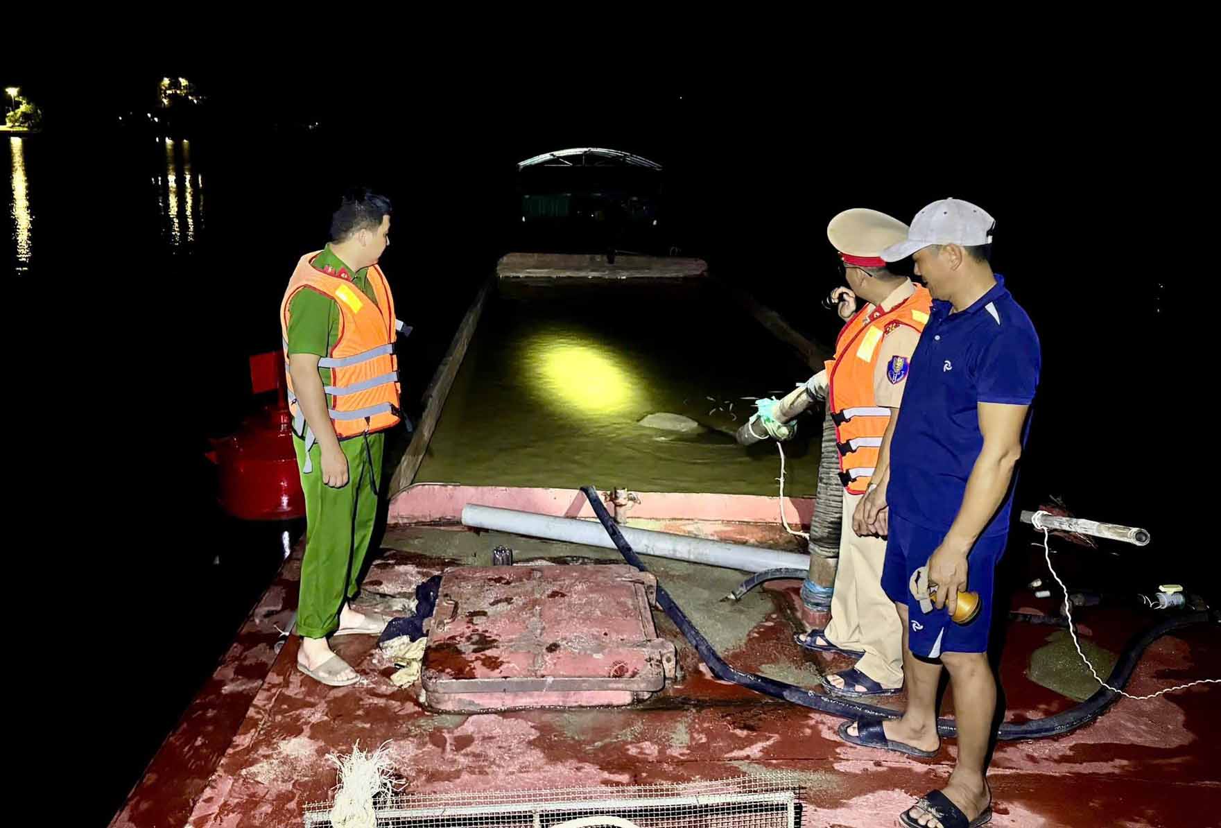 Bắt giữ tàu vỏ thép hết hạn kiểm định chở cát không rõ nguồn gốc. Ảnh: Công an Hà Tĩnh.