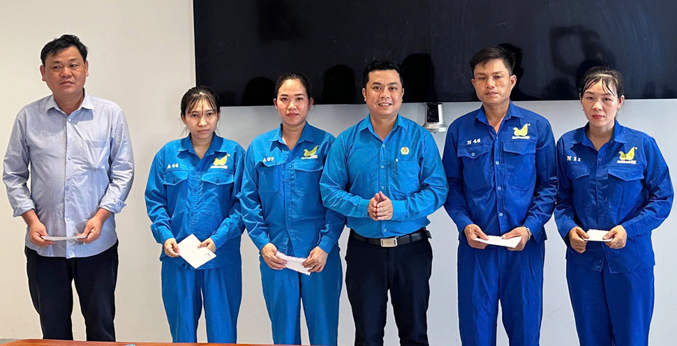 Chủ tịch Công đoàn xã Tuy Phước Đoàn Thanh Bình trao quà cho công nhân lao động có hoàn cảnh khó khăn. Ảnh: Thanh Bình