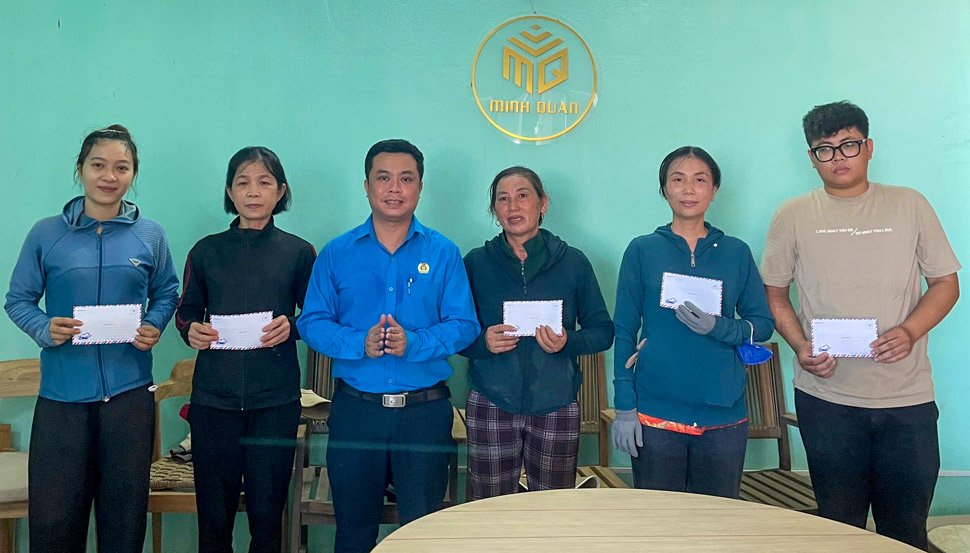 Chairman of Tuy Phuoc Commune Trade Union Doan Thanh Binh presents gifts to workers of Minh Quan Trading Co., Ltd. Photo: Thanh Binh