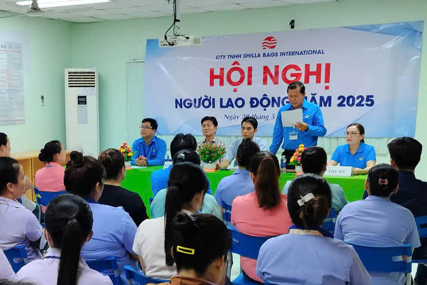 Trade union officials and business representatives exchange at a regular dialogue with workers in Tay Ninh. Photo: Thanh Vu
