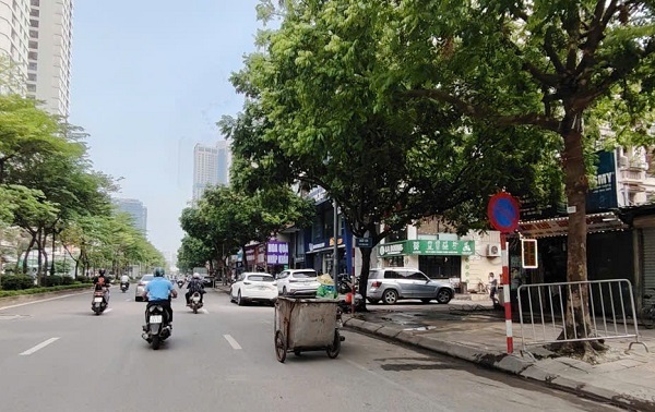 Biển báo giao thông cấm đỗ xe ô tô. Ảnh: Xuyên Đông