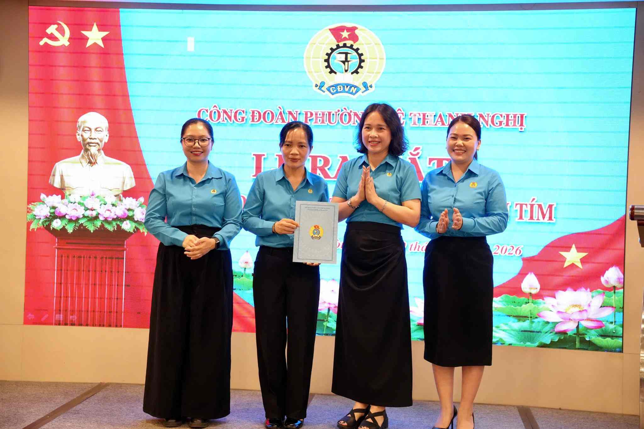 Ban Chấp hành Công đoàn cơ sở Công ty Cổ phần Sen Tím ra mắt và nhận nhiệm vụ. Ảnh: Phường Lê Thanh Nghị