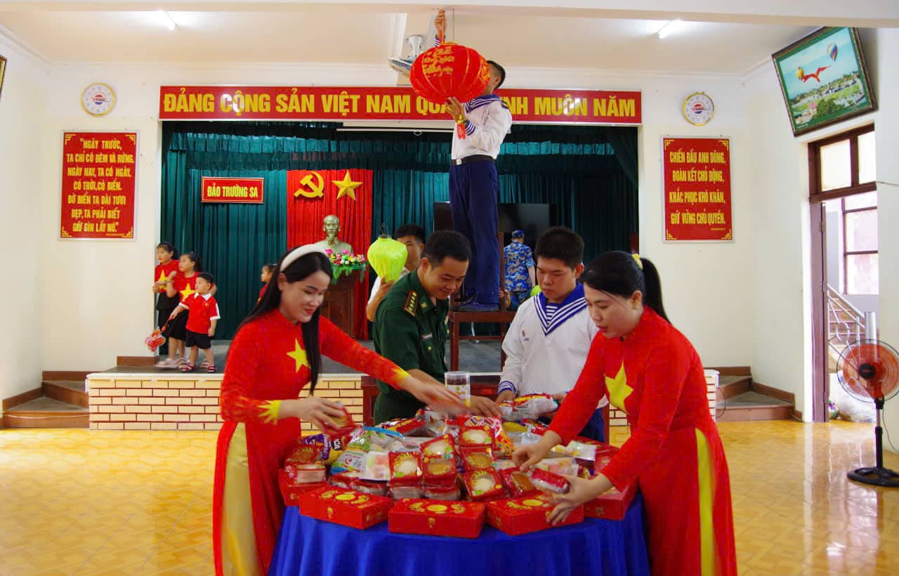 Navy soldiers and people in Truong Sa special zone prepare gifts for children on the island. Photo: Thanh Vu