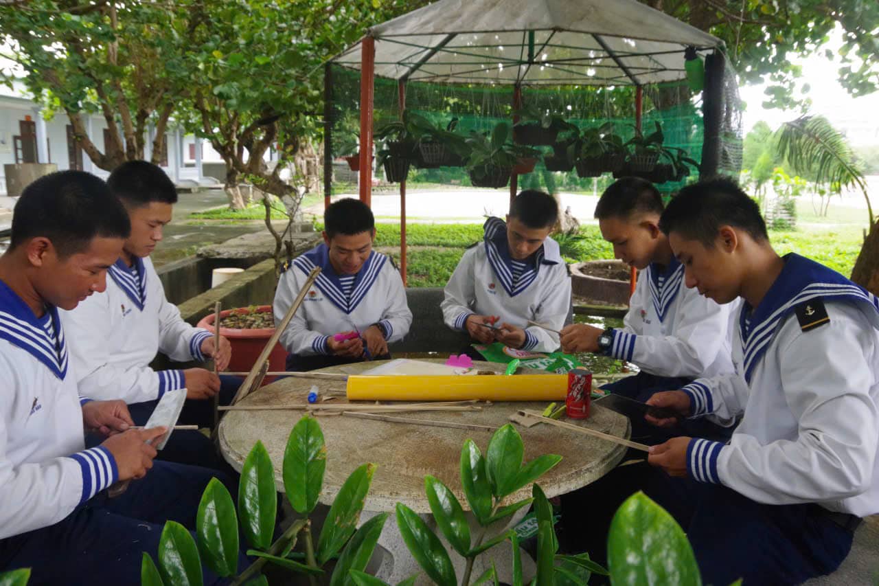 Chiến sĩ hải quân ở đặc khu Trường Sa chuẩn bị các món quà cho trẻ em trên đảo. Ảnh: Thành Vũ