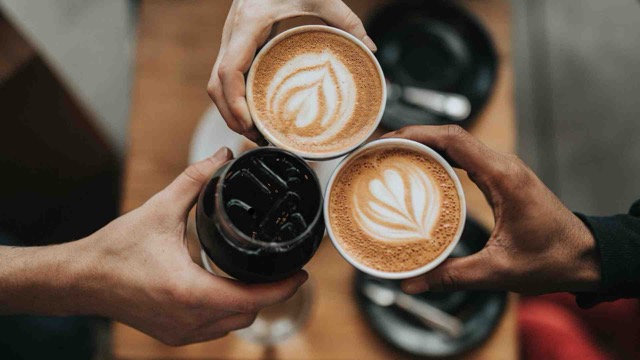 Coffee drinkers drinking 2 cups a day should avoid too much sugar and fatty cream. Graphic photo: Huong Son