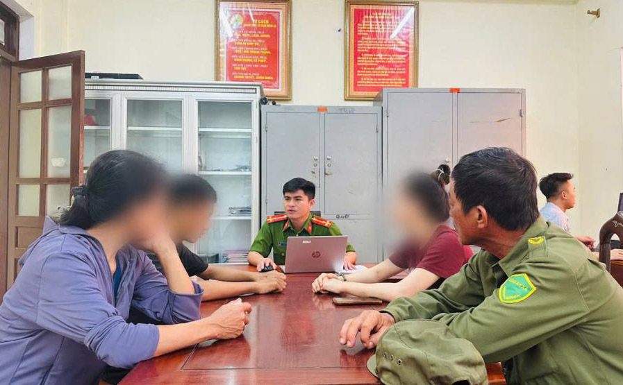 Công an xã Cẩm Xuyên bàn giao cháu Q cho gia đình. Ảnh: Công an Hà Tĩnh