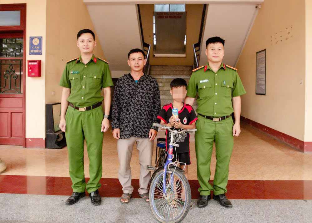 Huong Son Commune Police hand over the baby to the family after the baby got lost for about 35km. Photo: Ha Tinh Police