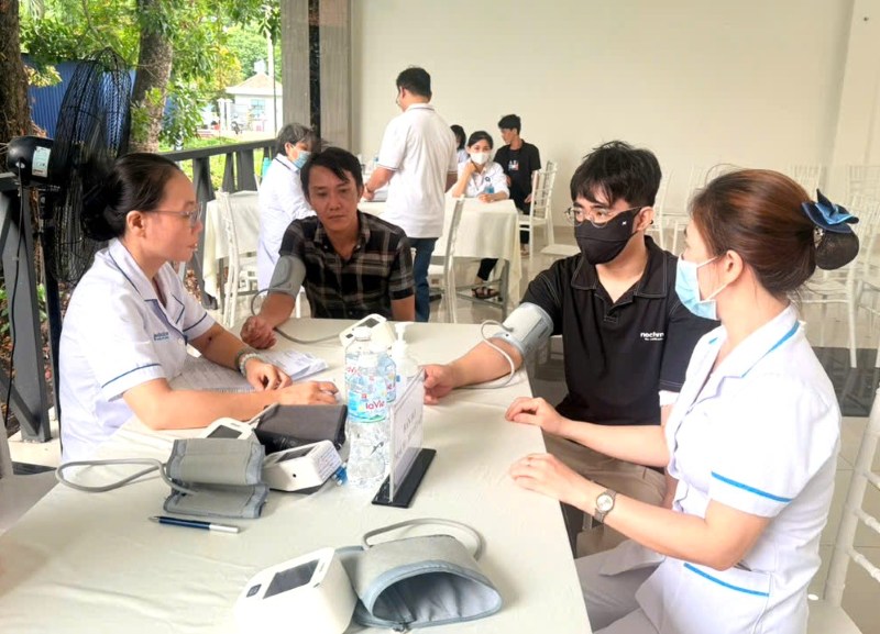 Workers are examined at the launching ceremony of the health care program for 1 million workers. Photo: Duc Long