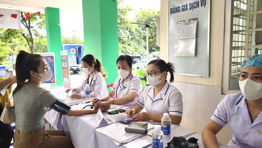 Hoa Khanh Ward Trade Union coordinates with Da Nang Lung Hospital to organize a program to examine and screen for lung and respiratory diseases for union members. Photo: Tuong Minh
