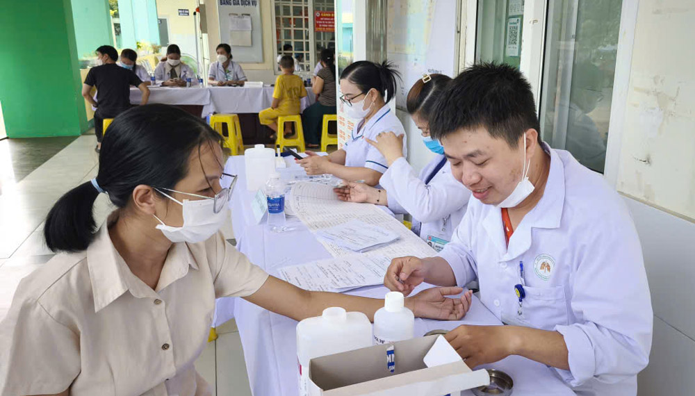 Đoàn viên, người lao động được thăm khám hoàn toàn miễn phí. Ảnh: Tường Minh