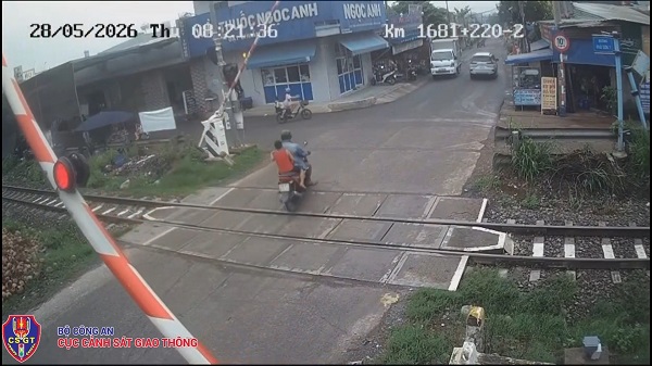 Many people intentionally cross railway barriers, posing a potential life-threatening danger. Photo: Traffic Police Department