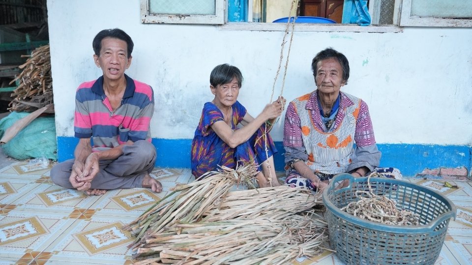 Mr. Nguyen Buu Nhan is the main breadwinner in the family, facing endotracheal hemorrhage. Photo: Hoang Loc