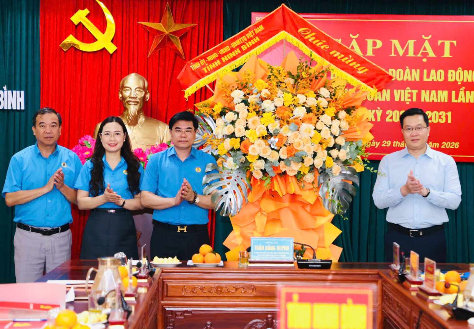 Mr. Tran Dang Quynh - Standing Deputy Secretary of Ninh Binh Provincial Party Committee presents flowers to congratulate the delegation of Ninh Binh Provincial Trade Union attending the 14th Vietnam Trade Union Congress, term 2026 - 2031. Photo: Dieu Anh