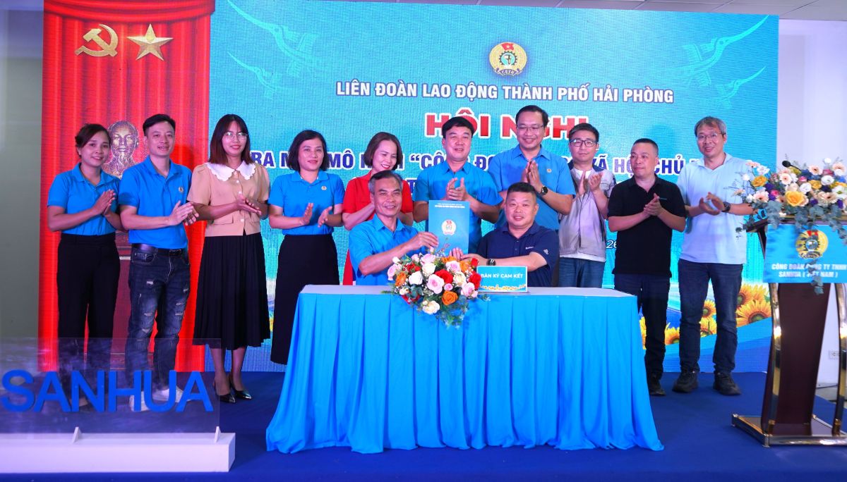 Công đoàn và doanh nghiệp kí kết phối hợp triển khai mô hình Công đoàn cơ sở XHCN. Ảnh: Mai Dung