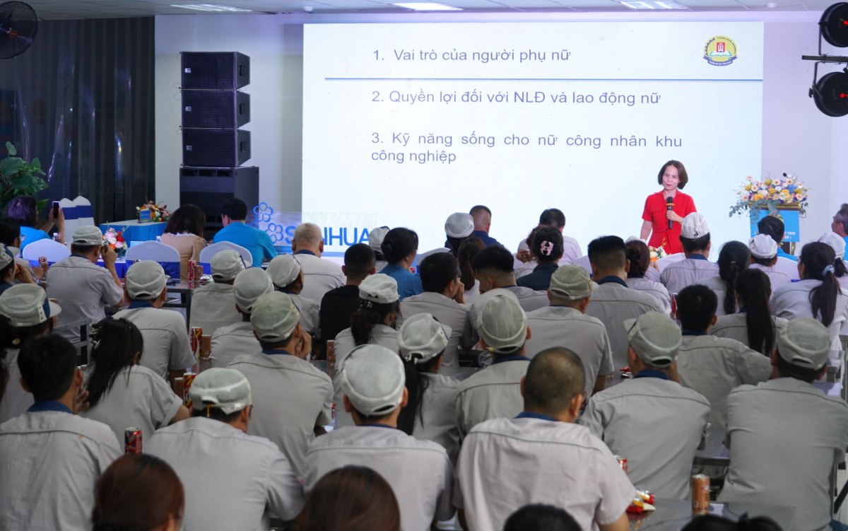 Người lao động được tuyên truyền về chính sách lao động nữ ngay sau lễ ra mắt mô hình. Ảnh: Mai Dung