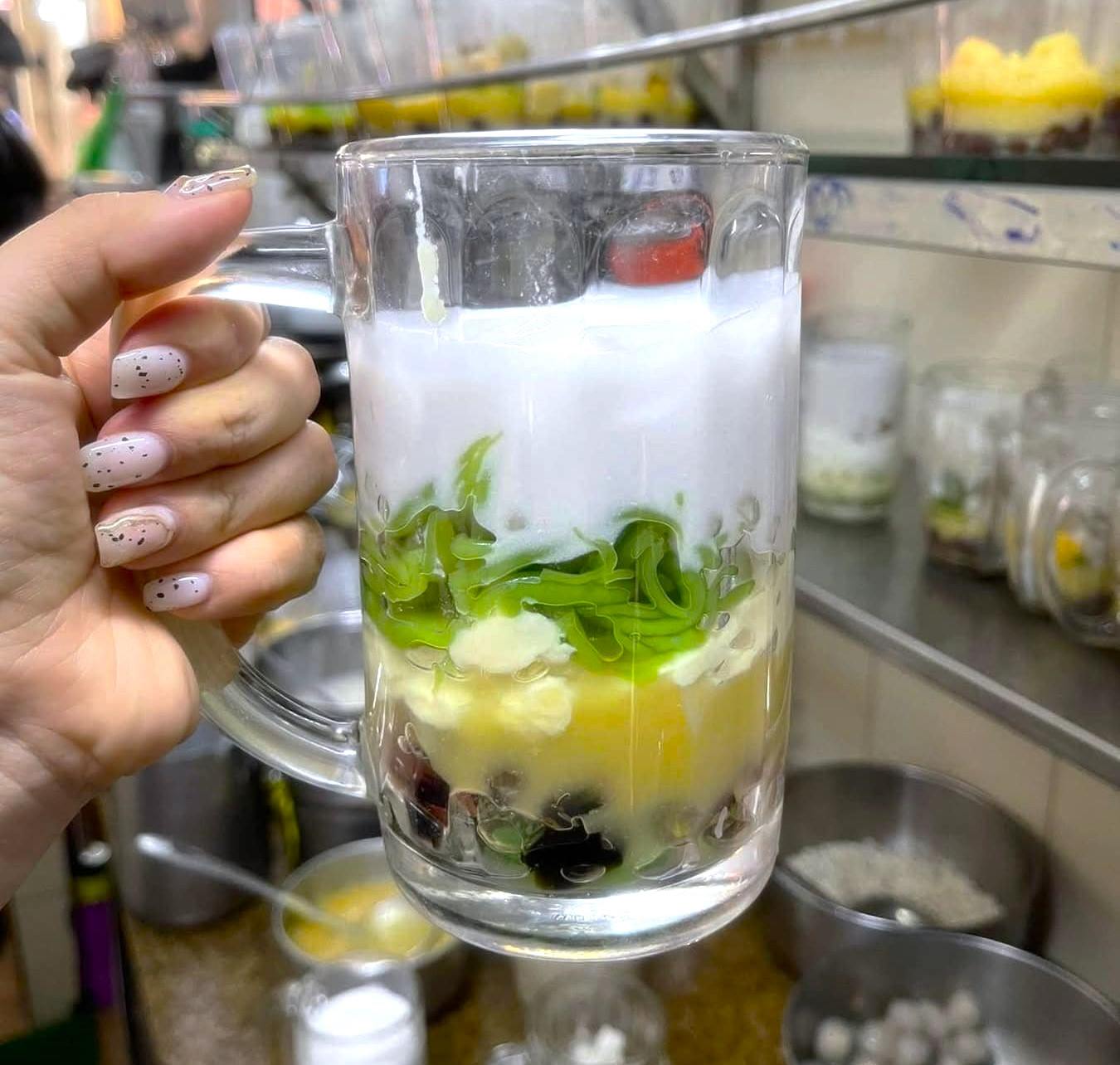 Một cốc chè đầy ắp nguyên liệu, kết hợp hài hòa giữa vị ngọt thanh và béo ngậy. Ảnh: Ly Đặng