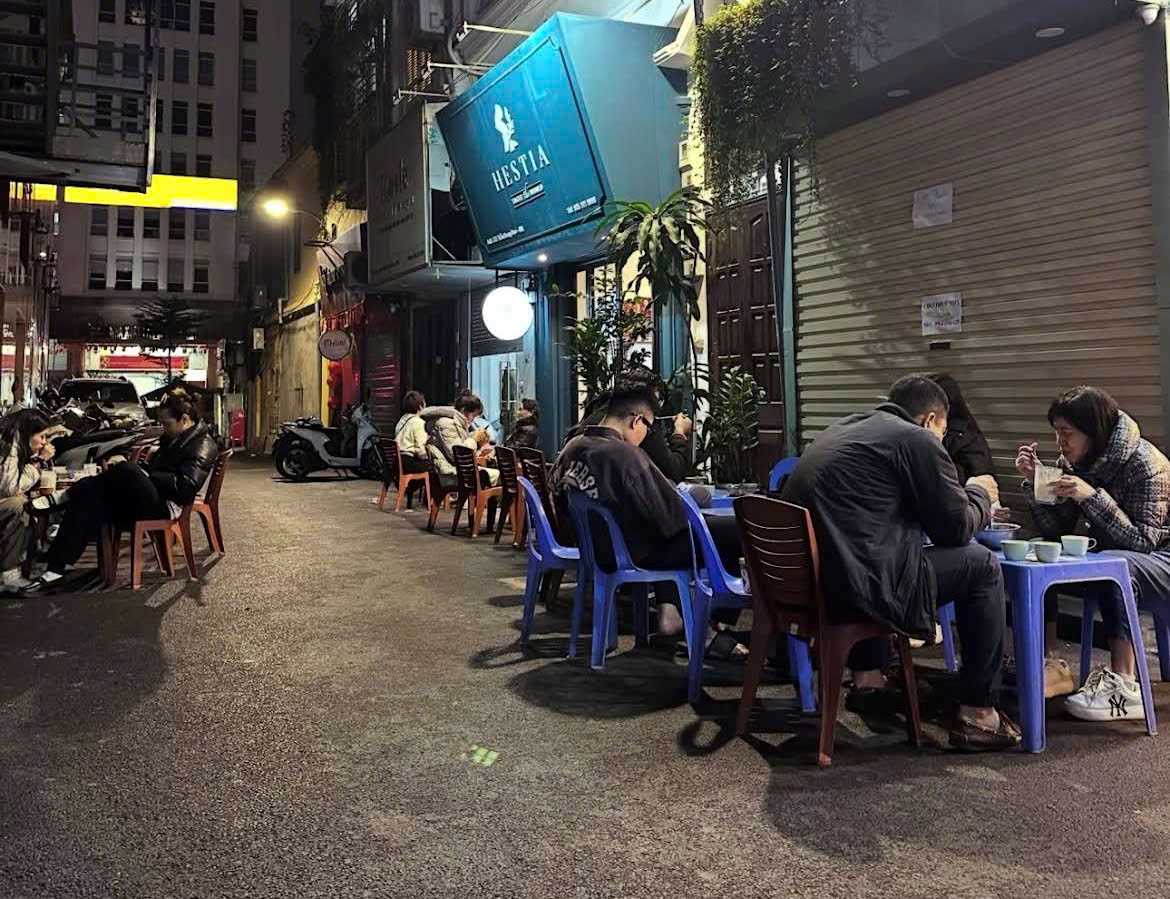Quán chè trở nên nhộn nhịp hơn khi đêm xuống, thu hút đông đảo thực khách tìm đến thưởng thức hương vị tuổi thơ. Ảnh: Thanh Tùng