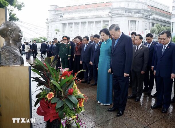 General Secretary and President To Lam and his wife, along with the high-level Vietnamese delegation, came to offer flowers to commemorate President Ho Chi Minh at the statue and stele commemorating President Ho Chi Minh in the Asian Civilization Museum campus, Singapore. Photo: VNA