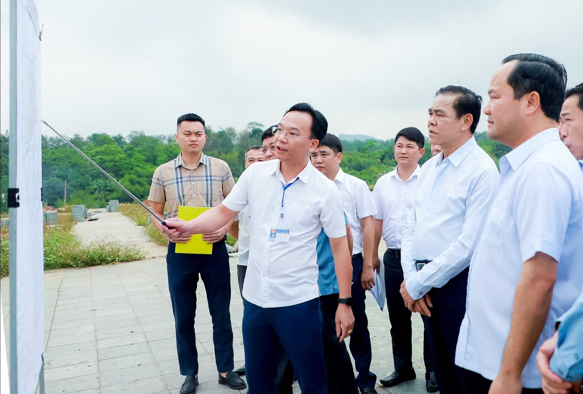 Chairman of Nghe An Provincial People's Committee Vo Trong Hai inspects the progress of the public investment project in Dong Hieu commune. Photo: Ngoc Anh