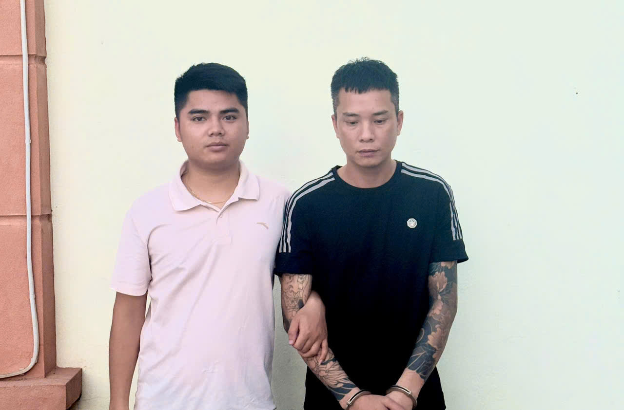 Nguyễn Tuấn Anh (áo đen) bị khởi tố vì chiếm đoạt hơn 66 triệu đồng. Ảnh: Công an tỉnh Hưng Yên